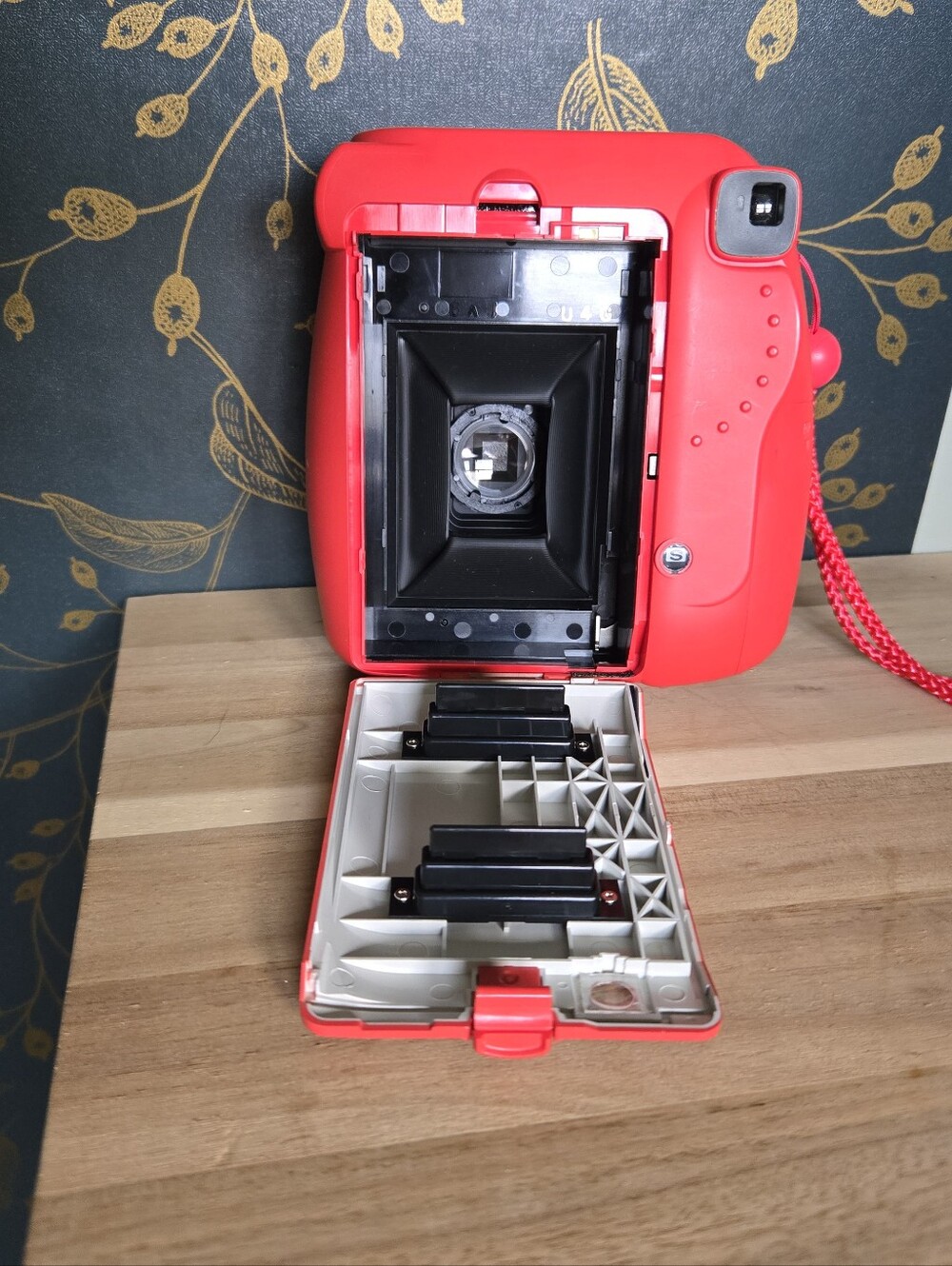 Fujifilm Instax Mini 8 - Raspberry Red - Picture 3 of 3